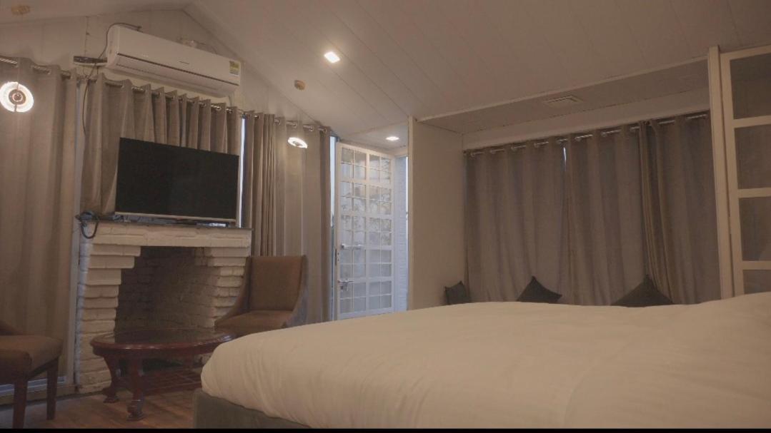 The Bohemian Casa Dehradun Hotel Екстериор снимка